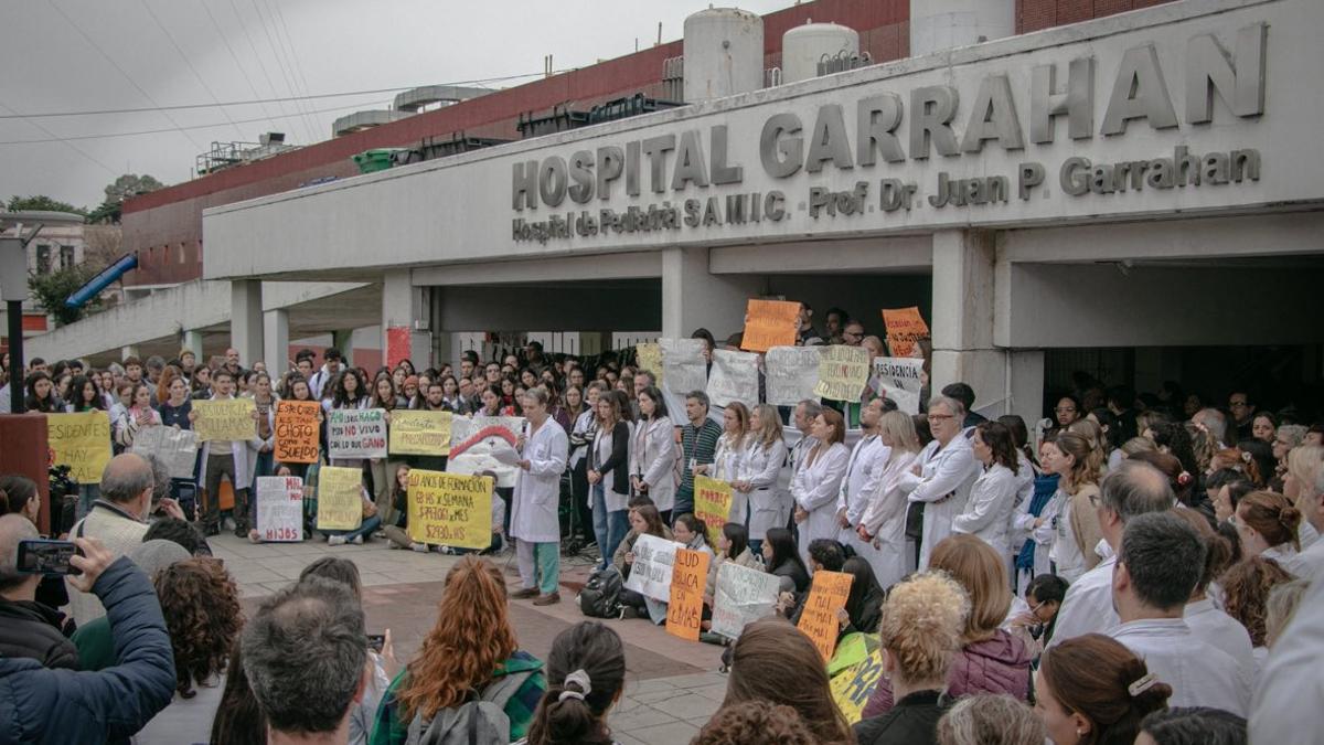 Sigue la lucha de los médicos del Garrahan: “El Hospital se está desangrando”