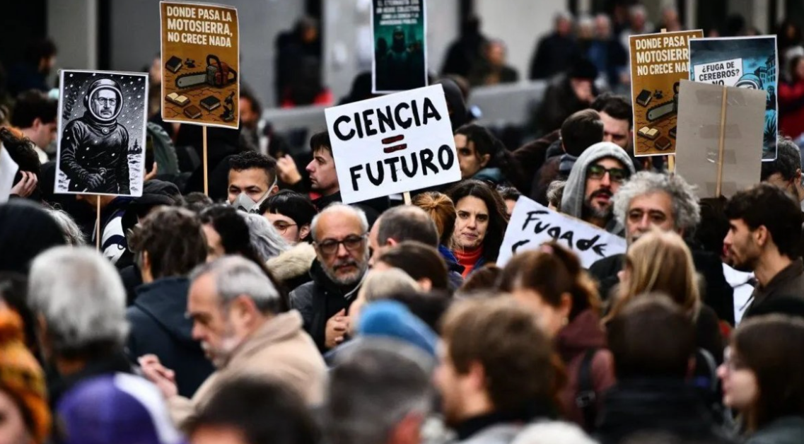 El "cientificidio" y vaciamiento del Conicet no se detiene: "Hace dos años el ajuste no se detiene"