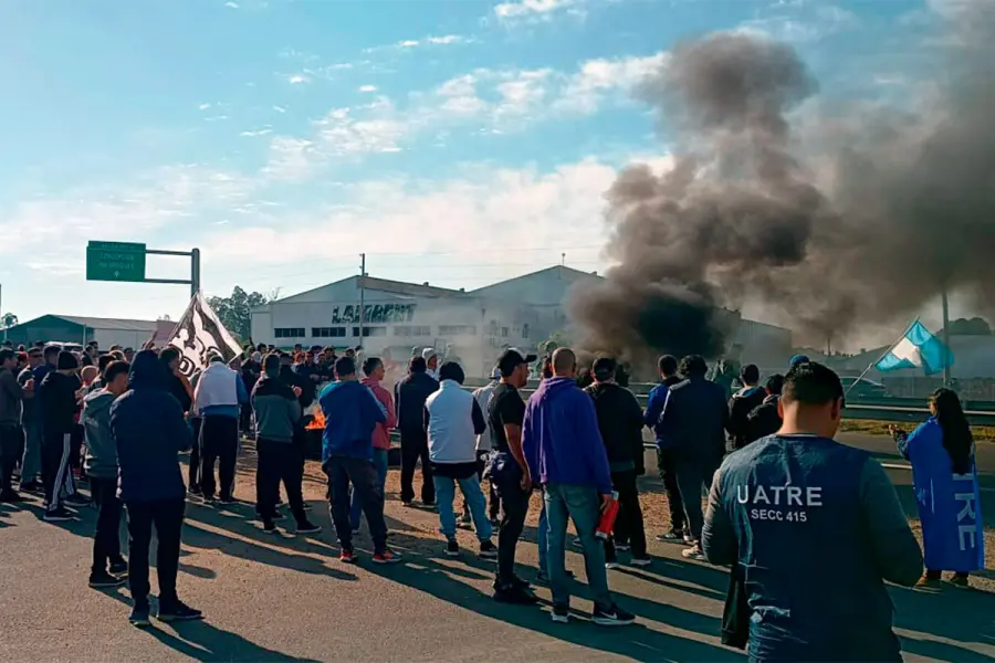 Trabajadores y despedidos de Tres Arroyos siguen sin cobrar: "Estamos administrando miseria"